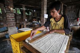 Perajin Tahu Kurangi Produksi