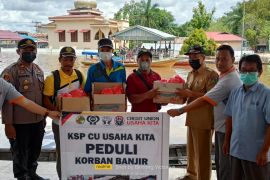 CU Usaha Kita distribusi bantuan korban banjir