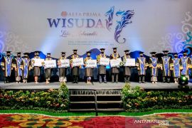 455 lulusan Kampus Alfa Prima diwisuda jadi "Lata Mahosadhi"