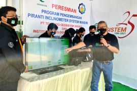 PT. Teknindo Geosistem Unggul-ITS kembangkan alat deteksi kelongsoran tanah realtime berbasis internet