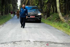 Bupati Kampar minta PUPR tuntaskan pembangunan jalan desa
