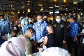 Pemkot Pontianak dan HIPMI lakukan vaksinasi massal sasar kaum milenial