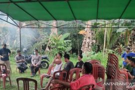 Polisi olah TKP kasus warga gantung diri di Menjalin