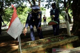 Tabur bunga peringati Hari Pahlawan di Makassar Page 1 Small