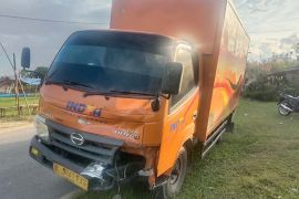 Pengendara sepeda motor tewas ditabrak mobil barang