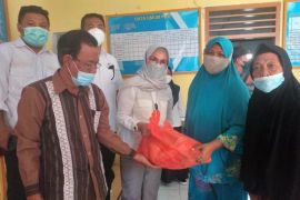 Pemkab Bone Bolango salurkan bantuan pangan ke 50 KPM di Botubarani