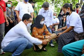 Angkasa Pura dan Yayasan Kick Andy berikan bantuan 24 kaki palsu bagi penyandang disabilitas Banyuwangi