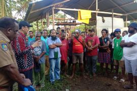 Komnas HAM kunjungi pengungsi konflik penyerangan Pos TNI di Papua Barat