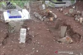 Puluhan makam jenazah COVID-19 di TPU Cikadut Bandung amblas