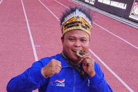 Medali emas Abdul Hamid dikalungkan sang istri di Peparnas