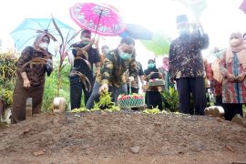 Pegawai Dinkes dan RSUD Tulungagung tabur bunga ke makam nakes korban COVID