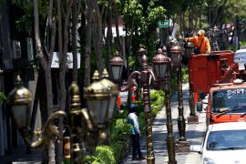 Kawasan Jalan Tunjungan Surabaya mulai dipercantik dengan ornamen lampu