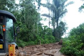 Arus transportasi menuju Simpang Empat, Sumbar putus akibat longsor