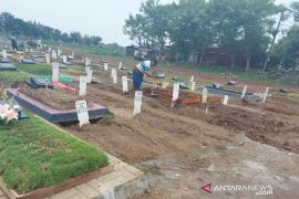 Puluhan makam di TPU khusus COVID-19 Bekasi amblas