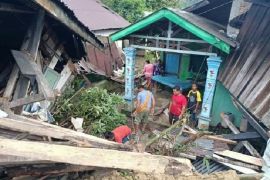 Puluhan rumah di Sibolangit Deliserdang tertimpa longsor, seorang warga meninggal