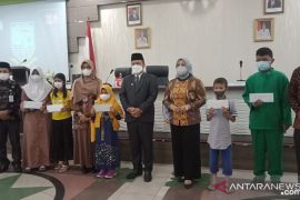 BI Jambi beri beasiswa  5 anak yatim akibat COVID-19