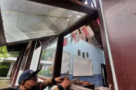 Atap sekolah di Kabupaten Gresik jebol diduga penyangga rapuh