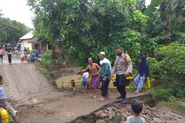 Banjir merendam dua desa dan putuskan jembatan di Lombok Barat