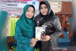 Peluncuran buku, Marissa bantu perpustakaan dan anak yatim