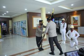 Irjen Pol Mulyatno Terima Pataka Polda Sulut Maesa'an Waya dari Irjen Pol Nana Sudjana