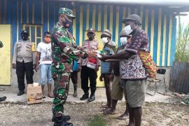 TNI/Polri Deiyai Papua bagikan obat-vitamin untuk warga isoman COVID-19