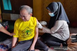 Satgas COVID-19 Garut jaring lansia terdampak banjir ikut vaksinasi
