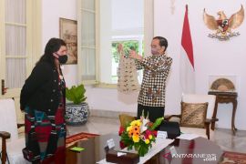 Presiden Jokowi beri hadiah tas tradisional Papua kepada Menlu Selandia Baru
