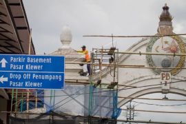 Perawatan gapura Pasar Klewer
