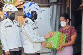 Polda kerahkan Polwan Presisi edukasi prokes saat Operasi Zebra