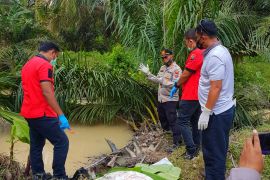 Warga Asahan heboh, penemuan jasad bayi terapung dalam goni plastik