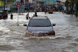 Tips atasi kerusakan mobil terendam banjir