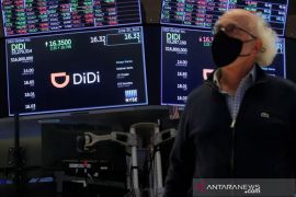 Wall Street berubah jadi merah,  saat Omicron mencapai Amerika Serikat