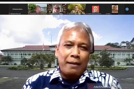 Environment Ministry researcher preparing biofuel from tamanu oil