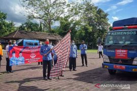 Bupati Karangasem lepas delapan truk angkut ribuan kantong beras program "KORPRI Mengabdi"