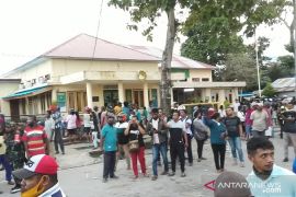 Warga Kepulauan Aru rusaki dan 'segel adat' kantor PN Dobo, begini kronologinya