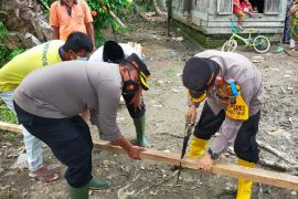 Kapolres Batubara bersama KSJ turun tangan renovasi tempat usaha tenun milik Asmawati