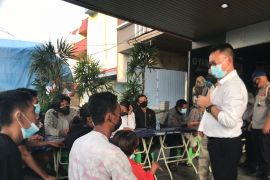 Edi Kamtono memberi arahan kepada pengamen di Kota Pontianak