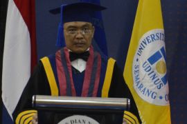 Udinus Semarang kukuhkan guru besar linguistik