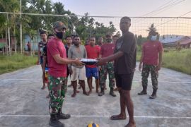 Satgas TNI Yonif 131 bantu perlengkapan olahraga warga perbatasan RI-PNG