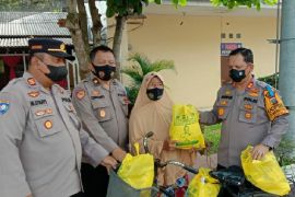 Pencuci pakaian keliling dapat bantuan sembako dari Kapolres Batubara