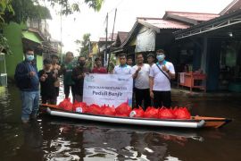 PLN pulihkan listrik terdampak banjir di Kalbar