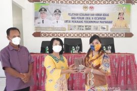 Perajin di Gumas dilatih membuat anyaman berbahan limbah koran