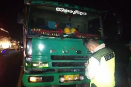 Mobil rombongan asal Riau tabrak truk di Batubara, 1 tewas 5 terluka