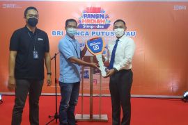 BRI Putussibau bagi-bagi hadiah Nuraini dapat satu mobil Avanza