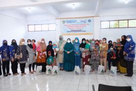 PKK Sulsel serahkan bantuan sembako kepada anak gizi buruk di Gowa