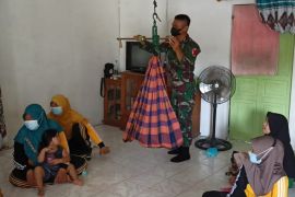 Satgas Pamtas bantu layanan posyandu di perbatasan Kalbar - Sarawak