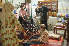 Ketua DPRK Banda Aceh bantu kursi roda untuk warga membutuhkan