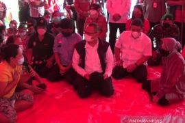 Sridayani menitik air mata di hadapan Mensos saat curhat kejadian longsor