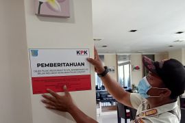 KPK pasang stiker tunggakan pajak enam hotel di Kota Sorong