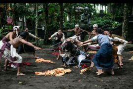 Pentas tari ruwatan celeng